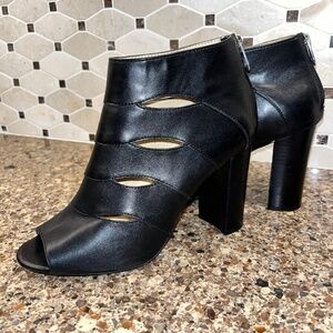 Pre-Owned  Black Adrienne Vittadini Open Toe Shooties/ Booties size 9.5